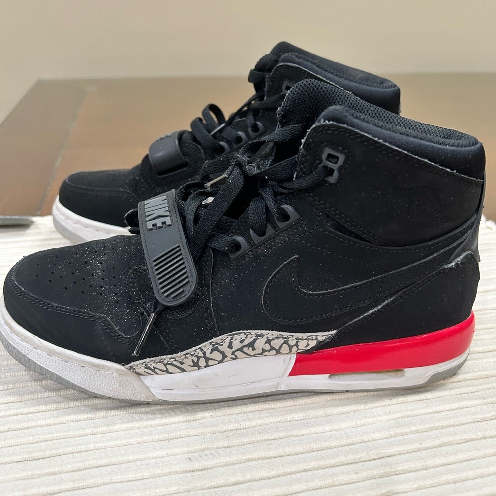 Jordan Legacy 312 ‘Black Suede’. AT4040-080
High Top Sneaker - Picture 3 of 11